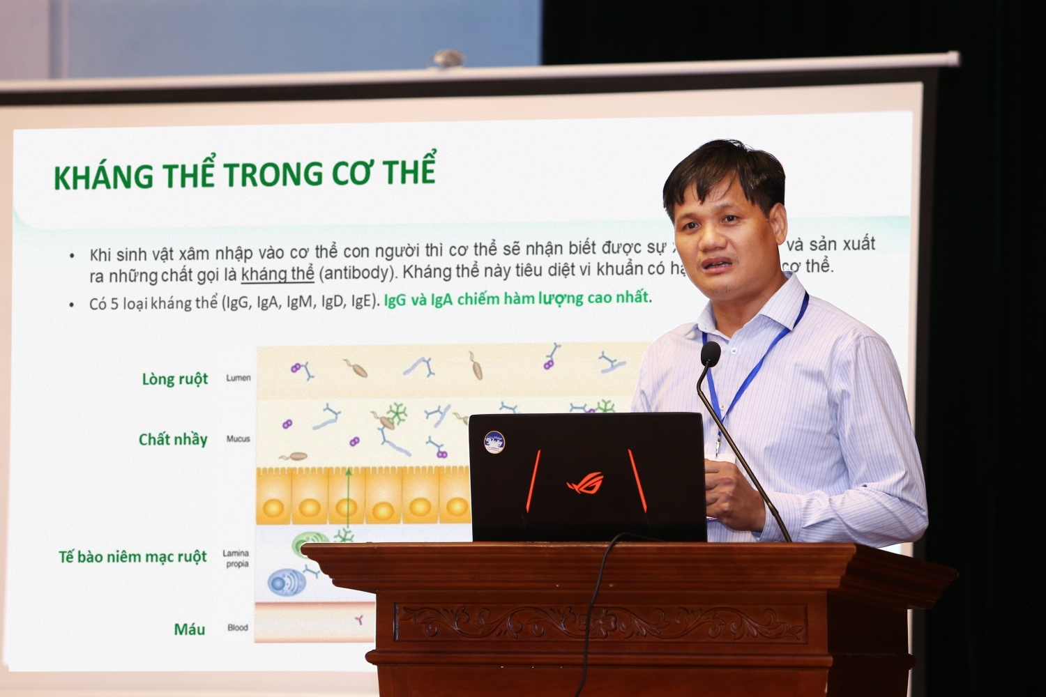 Hình 2: TS. BS Lê Minh Trác - Giám đốc Trung tâm Chăm sóc và Điều trị sơ sinh - Bệnh viện Phụ sản Trung ương trình bày về việc tăng cường miễn dịch cho trẻ bằng sữa non và lợi khuẩn 