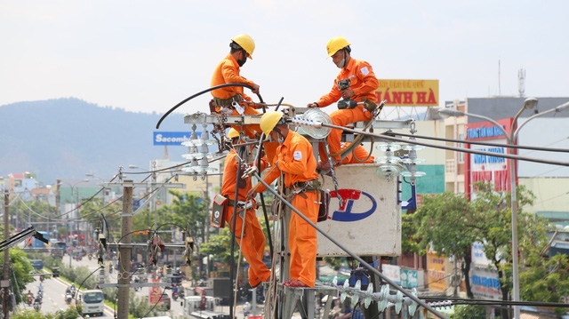 Nắng nóng đỉnh điểm, phụ tải điện miền Bắc lập đỉnh, EVNNPC khuyến cáo khách hàng sử dụng điện tiết kiệm để tránh nguy cơ sự cố lưới