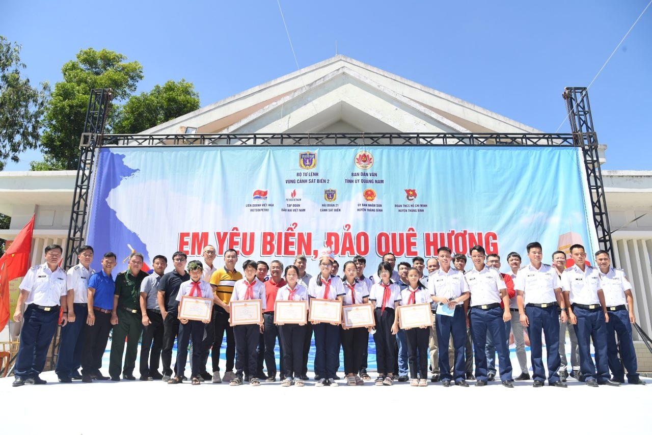 Petrovietnam phối hợp tổ chức chương trình “Cảnh sát biển đồng hành với ngư dân”