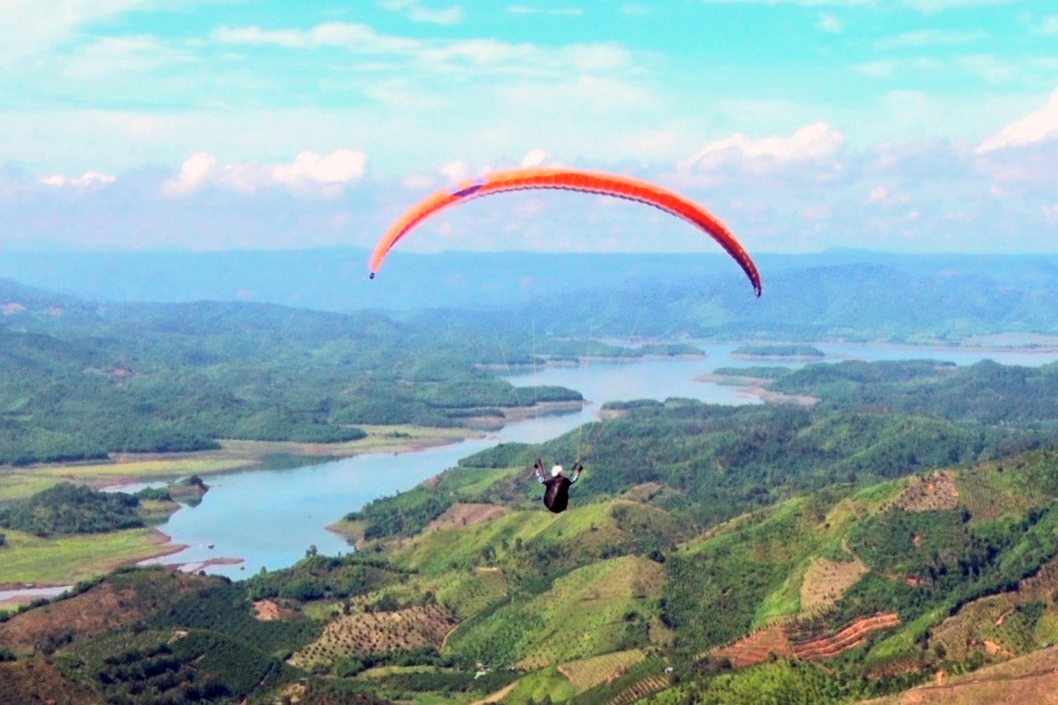 Đắk Nông lần đầu tiên tổ chức bay dù lượn trên Khu du lịch Tà Đùng