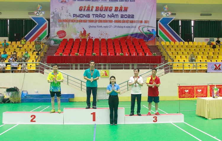 Than Cọc Sáu 10 năm liên tiếp đoạt cúp Giải Bóng bàn phong trào TKV