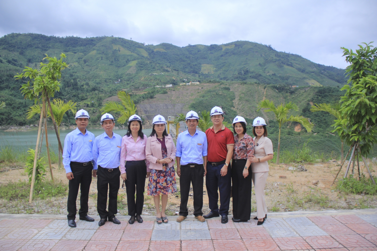 Công đoàn Dầu khí Việt Nam thăm, tặng quà cho người lao động PV Power DHC