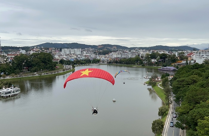 Dù lượn bay tham quan Đà Lạt từ trên không.
