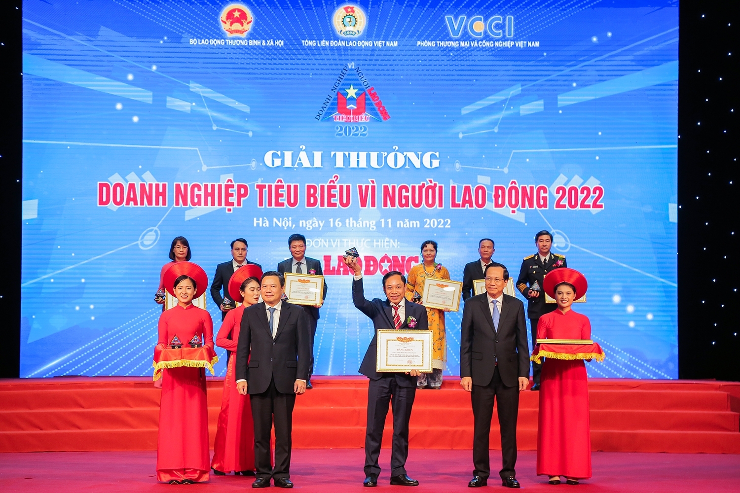 Ông Ngô Đức Nhân, Giám đốc PV Power NT2, đón nhận Bằng khen của Bộ Lao động, Thương binh và Xã hội, nhận biểu trưng tôn vinh tại chương trình