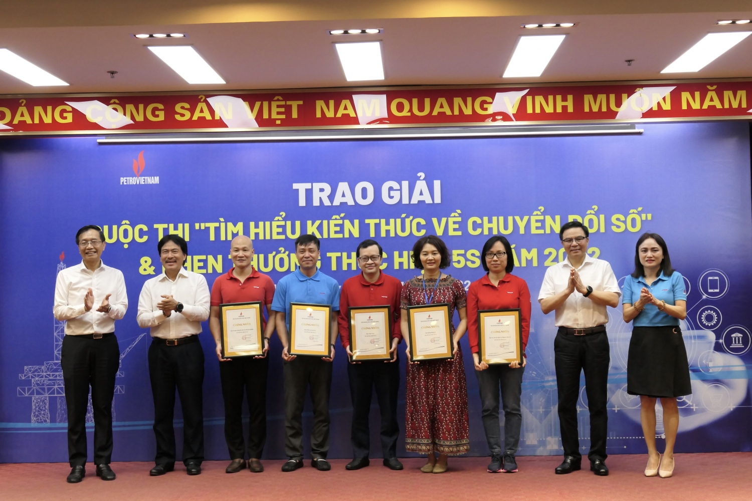Trao giải cuộc thi online “Tìm hiểu kiến thức về Chuyển đổi số” và trao thưởng tập thể và cá nhân làm tốt 5S năm 2022