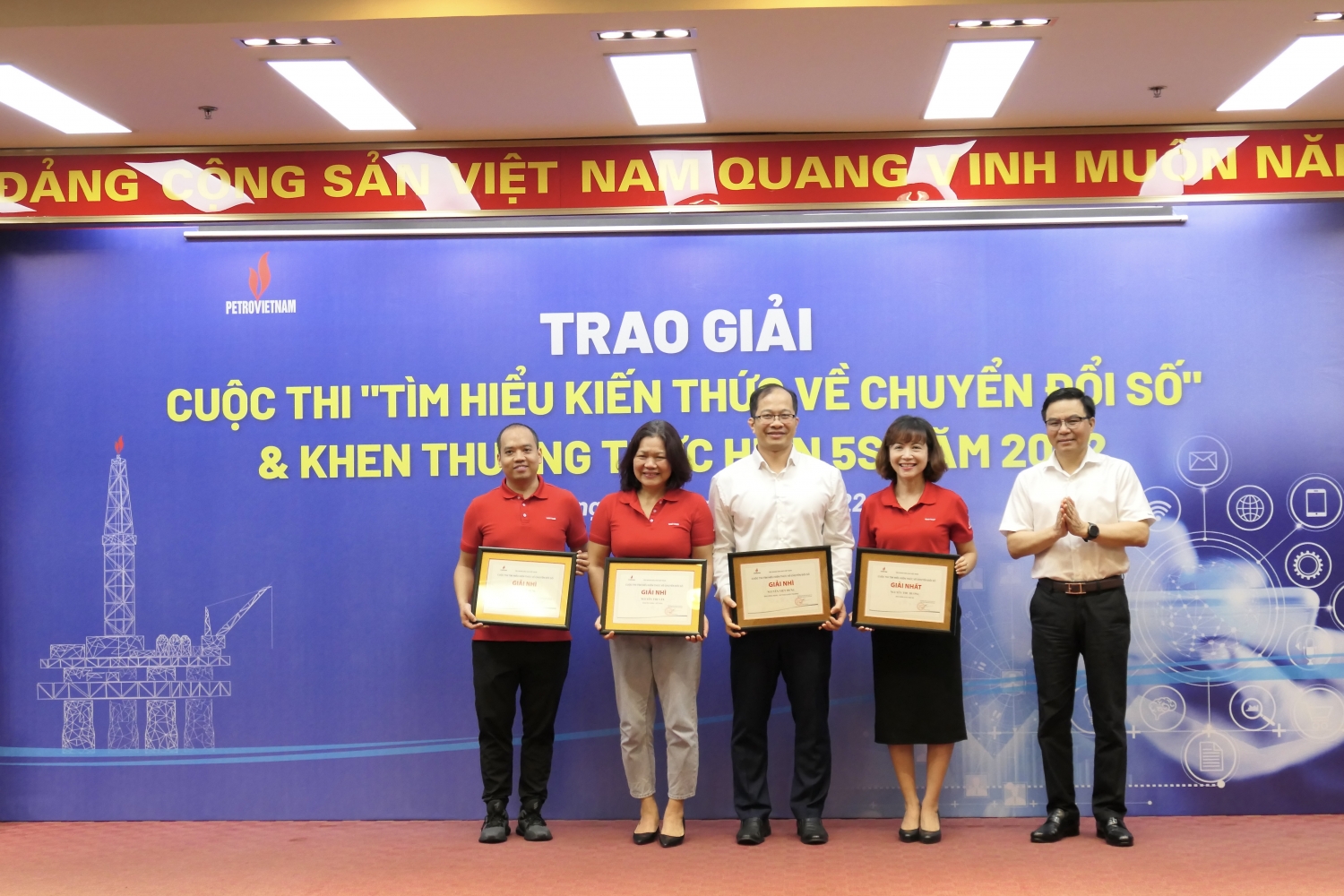 Trao giải cuộc thi online “Tìm hiểu kiến thức về Chuyển đổi số” và trao thưởng tập thể và cá nhân làm tốt 5S năm 2022