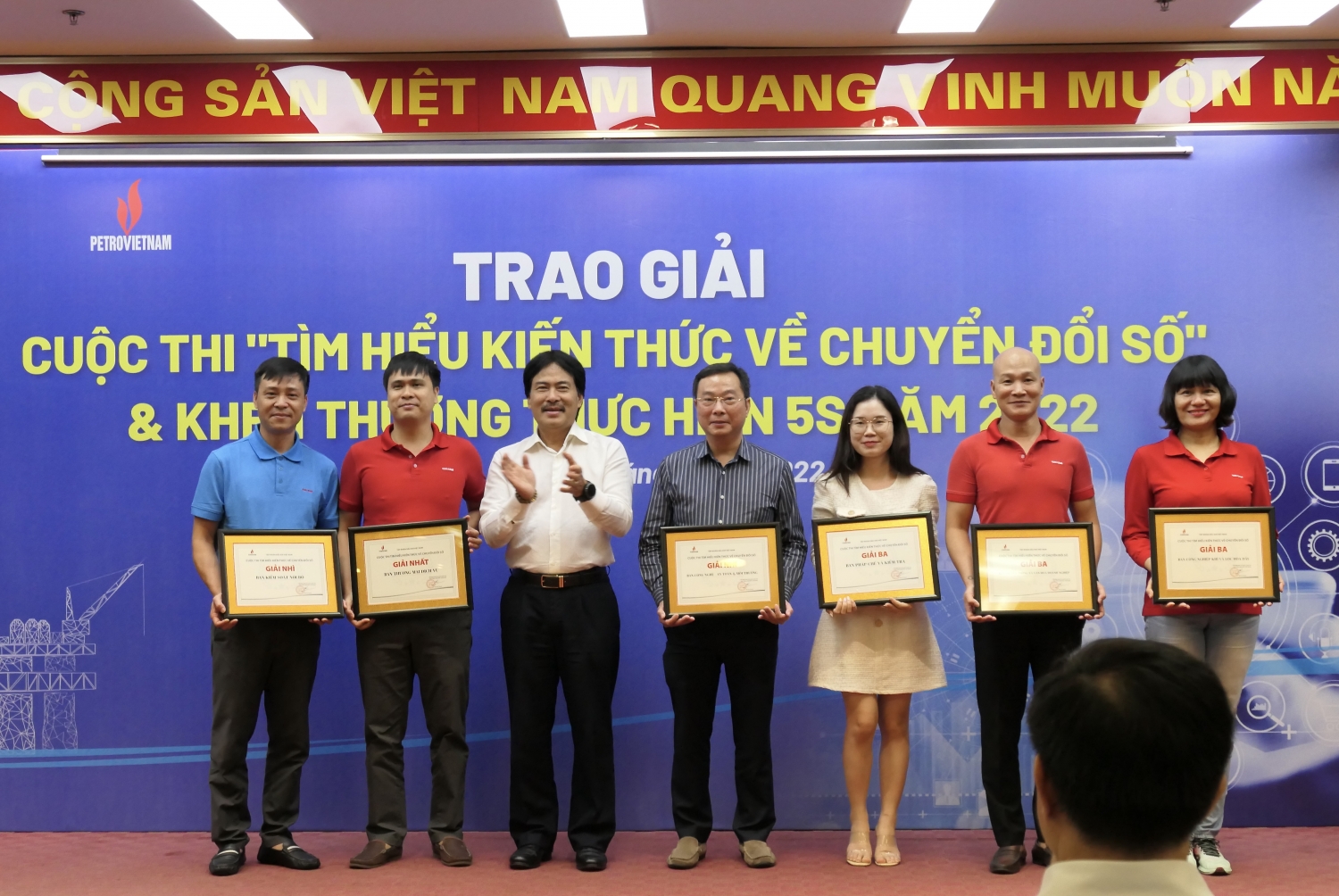 Trao giải cuộc thi online “Tìm hiểu kiến thức về Chuyển đổi số” và trao thưởng tập thể và cá nhân làm tốt 5S năm 2022