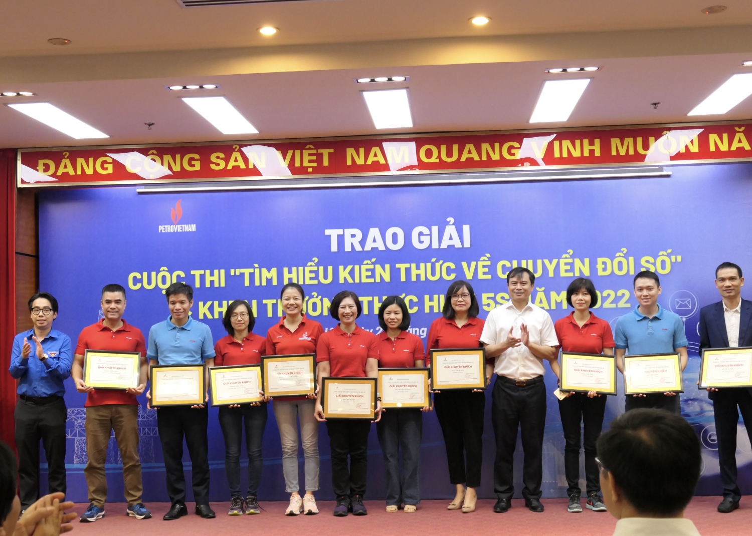 Trao giải cuộc thi online “Tìm hiểu kiến thức về Chuyển đổi số” và trao thưởng tập thể và cá nhân làm tốt 5S năm 2022