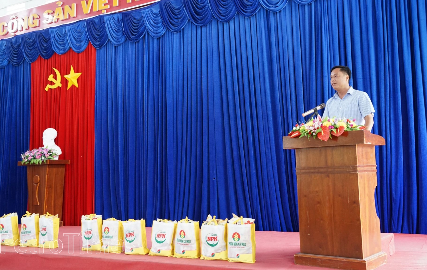Đoàn Đại biểu các Ủy ban của Quốc hội trao quà đến các hộ nghèo Đất Mũi