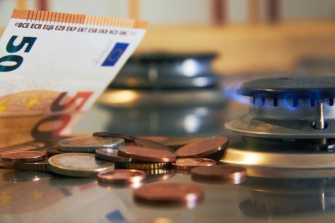Giá khí đốt ở châu Âu hạ nhiệt, giảm xuống dưới 900 USD