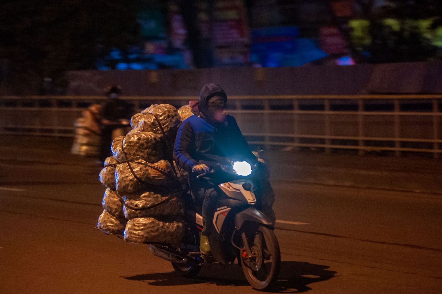 Hà Nội rét đậm, người lao động mưu sinh trong đêm đông cuối năm