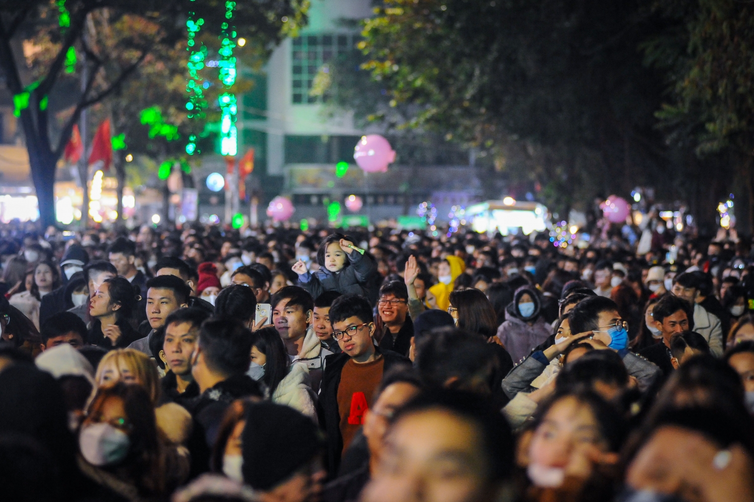 Hà Nội: Người dân chào đón năm mới 2023 trong không khí sôi động Hà Nội: Người dân chào đón năm mới 2023 trong không khí sôi động