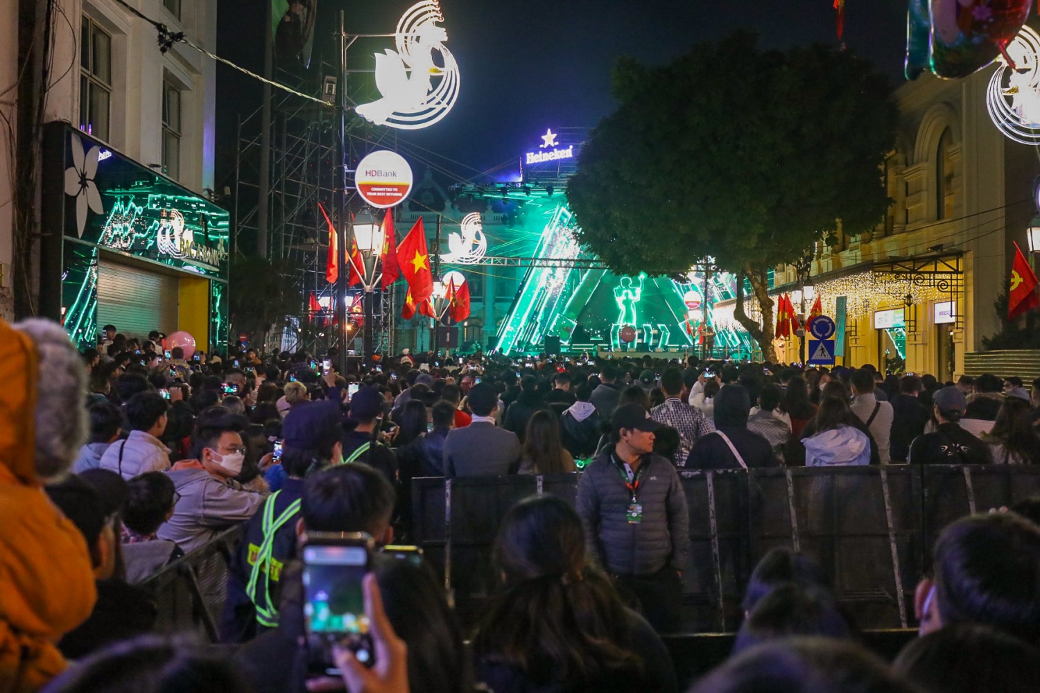 Hà Nội: Người dân chào đón năm mới 2023 trong không khí sôi động Hà Nội: Người dân chào đón năm mới 2023 trong không khí sôi động