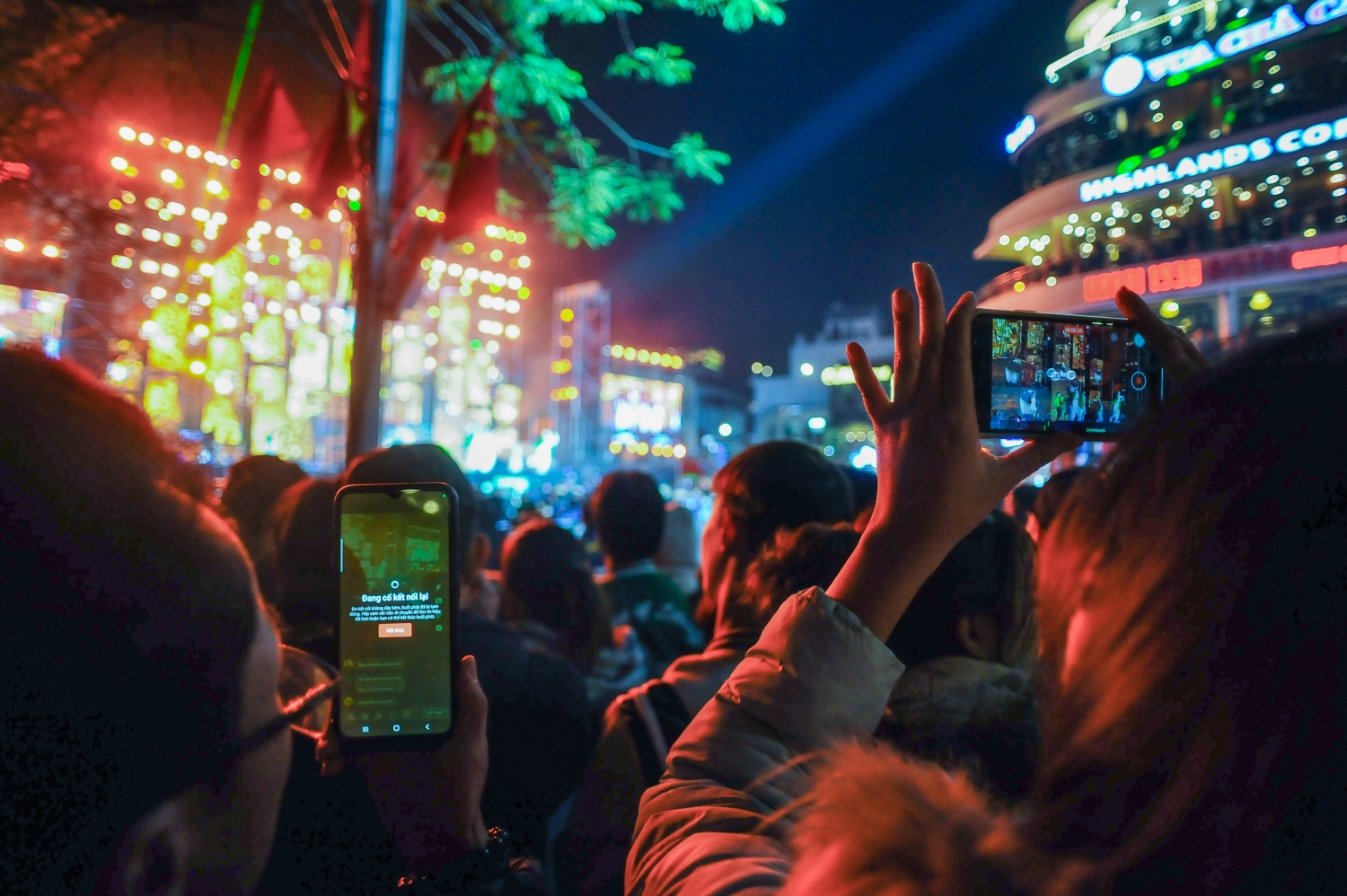 Hà Nội: Người dân chào đón năm mới 2023 trong không khí sôi động Hà Nội: Người dân chào đón năm mới 2023 trong không khí sôi động