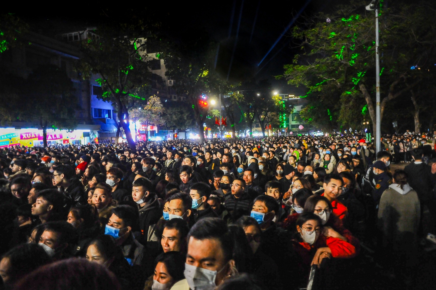 Hà Nội: Người dân chào đón năm mới 2023 trong không khí sôi động Hà Nội: Người dân chào đón năm mới 2023 trong không khí sôi động