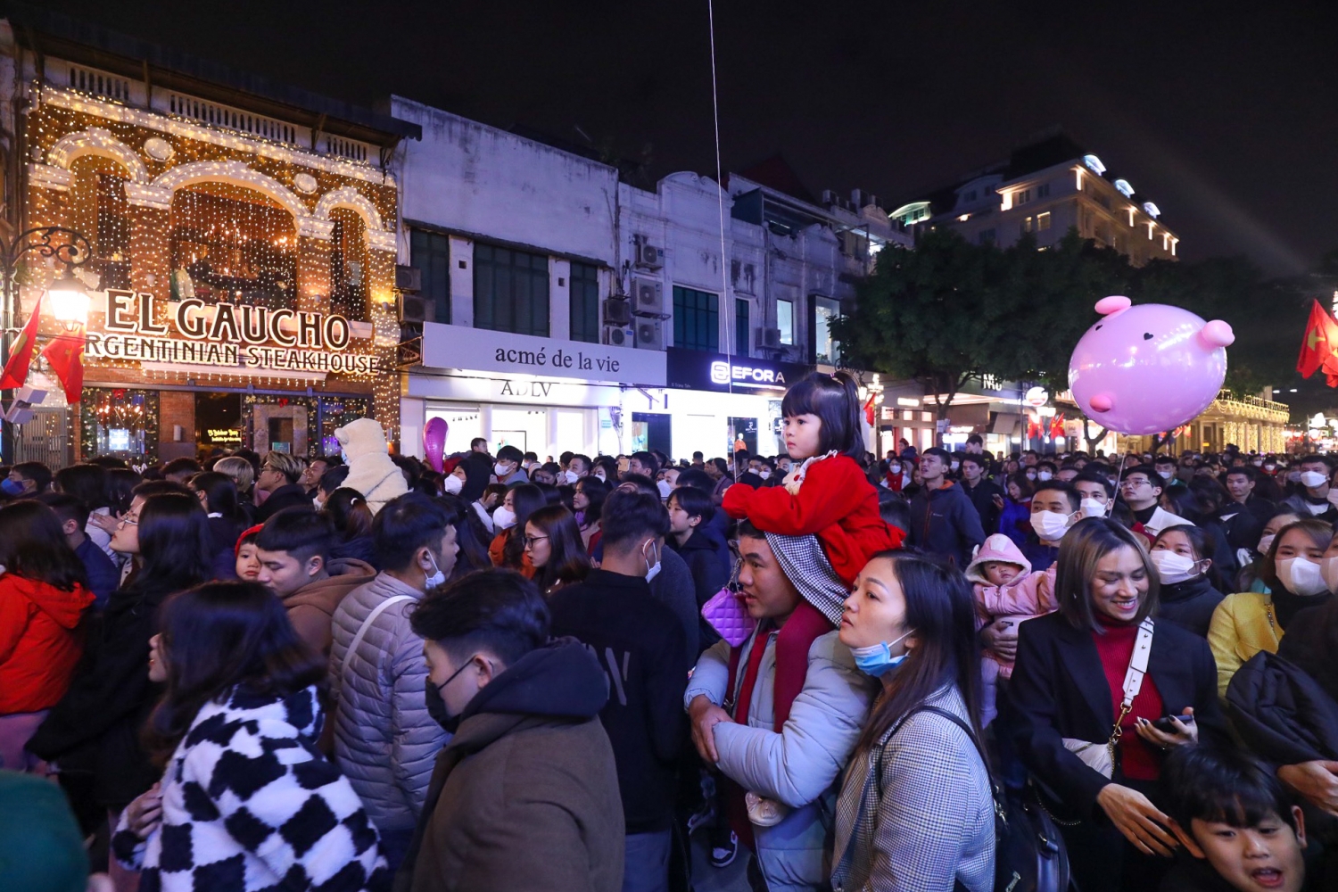 Hà Nội: Người dân chào đón năm mới 2023 trong không khí sôi động Hà Nội: Người dân chào đón năm mới 2023 trong không khí sôi động