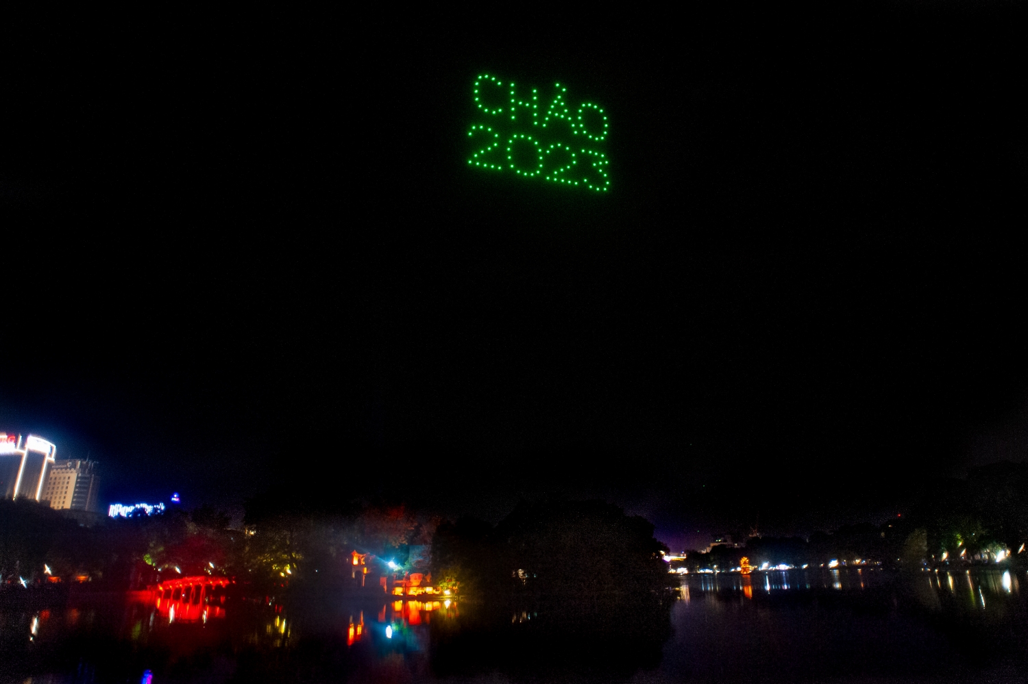 Hà Nội: Người dân chào đón năm mới 2023 trong không khí sôi động Hà Nội: Người dân chào đón năm mới 2023 trong không khí sôi động