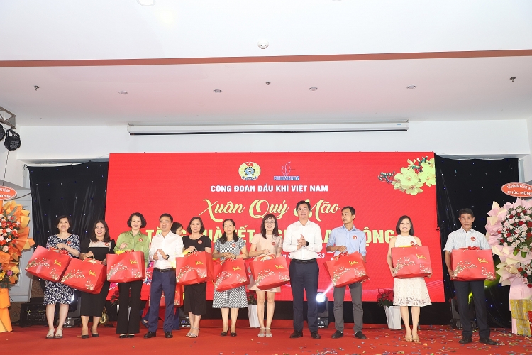 Đầm ấm “Xuân nghĩa tình Dầu khí - Tết hạnh phúc, bình an năm 2023