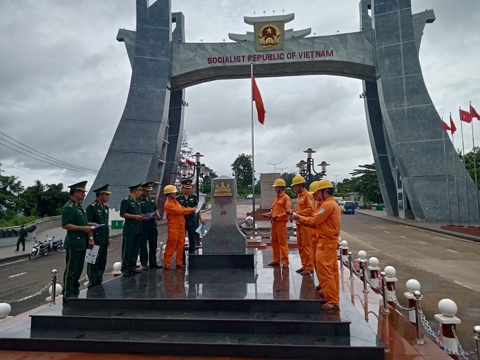 Một ngày theo chân Đội Quản lý sửa chữa đường dây và trạm biến áp vùng biên