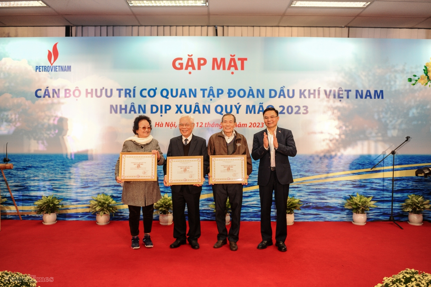 Đồng chí Lê Mạnh Hùng - Tổng giám đốc Petrovietnam trao hoa và quà mừng thọ cho hội viên cao tuổi của Ban LLHT Cơ quan Tập đoàn