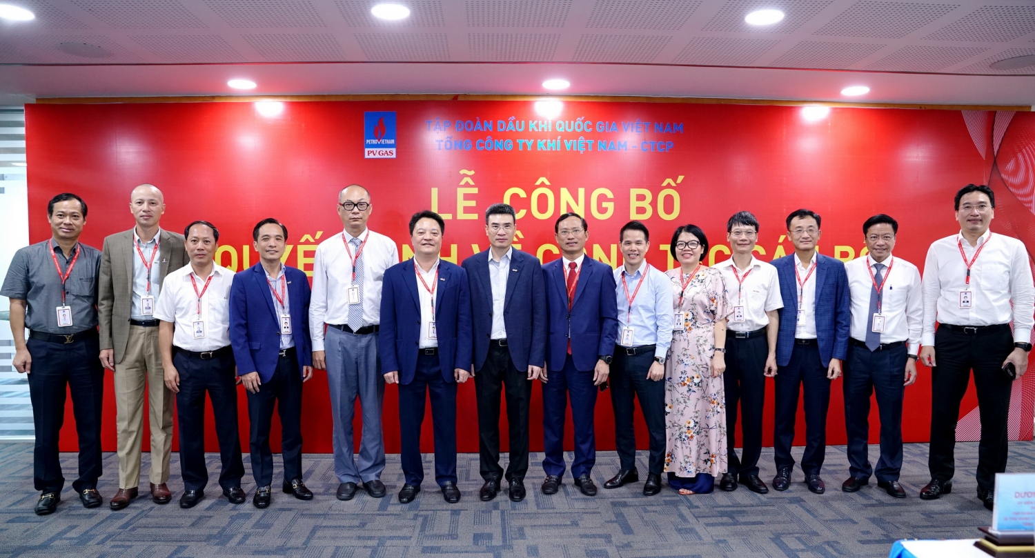  2 cán bộ được bổ nhiệm nhận những lời chúc mừng nồng ấm của lãnh đạo và đồng nghiệp trong buổi Lễ đáng nhớ đầu năm mới 2023   