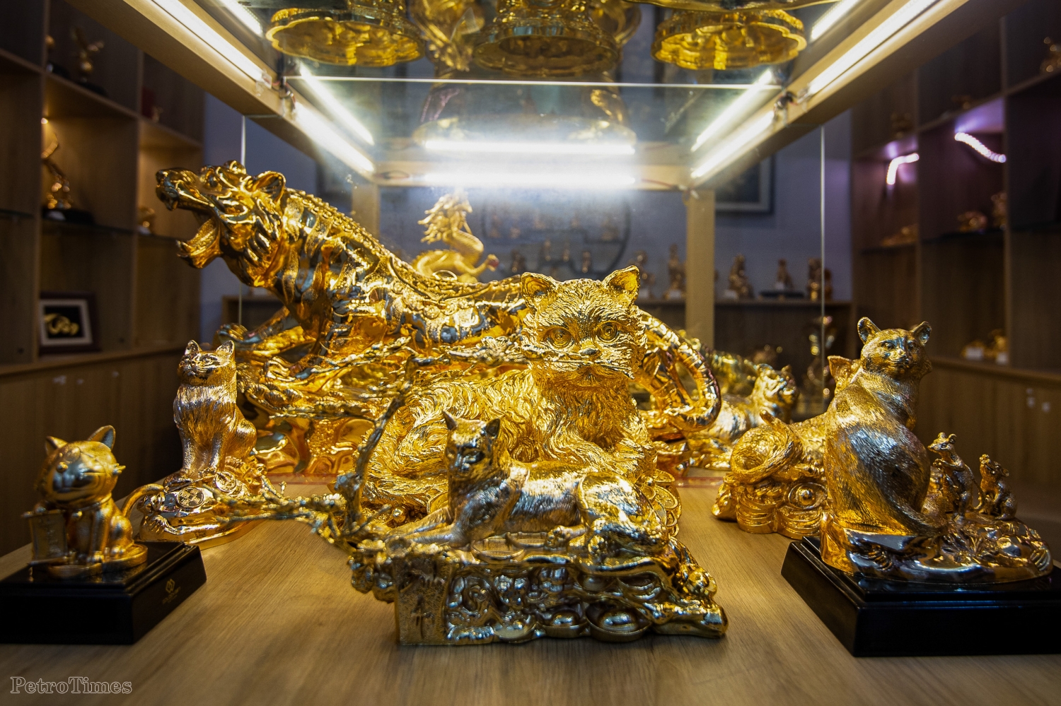 Tượng mèo mạ vàng 24K giá chục triệu đồng đón Tết Quý Mão 2023