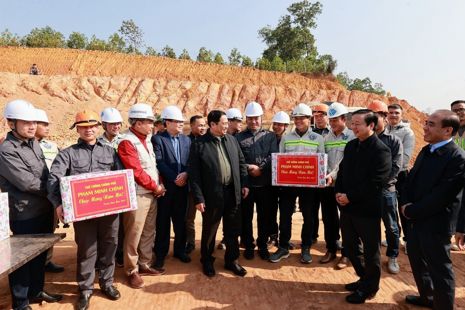 Thủ tướng kiểm tra, đôn đốc dự án cao tốc Tuyên Quang - Phú Thọ, chúc Tết công nhân và người dân khu tái định cư