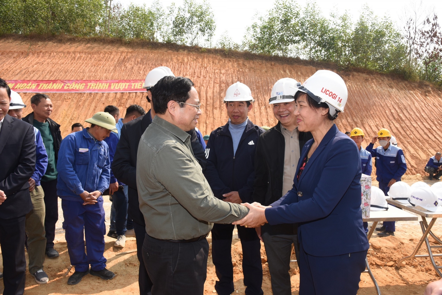 Thủ tướng kiểm tra, đôn đốc dự án cao tốc Tuyên Quang - Phú Thọ, chúc Tết công nhân và người dân khu tái định cư
