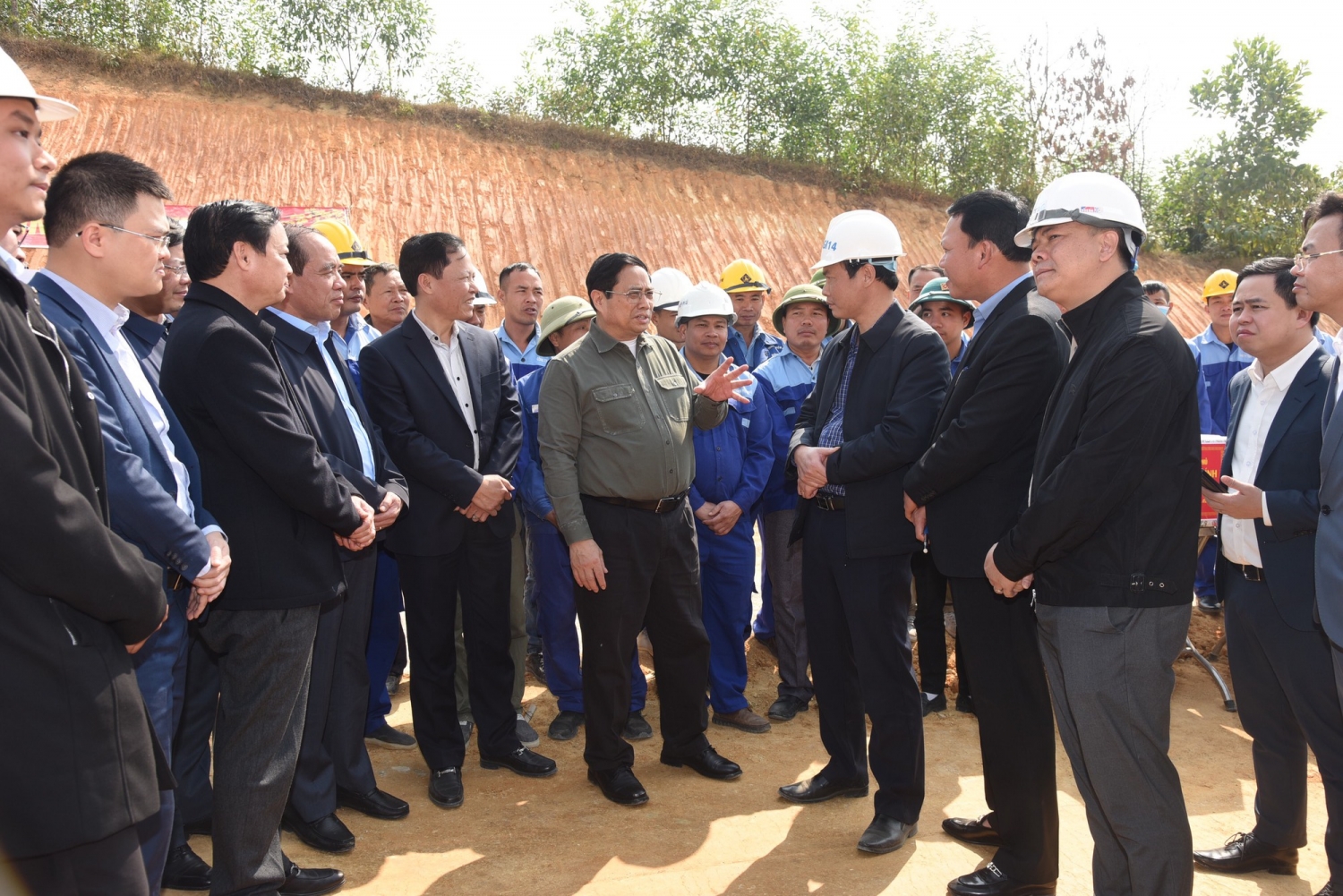 Thủ tướng kiểm tra, đôn đốc dự án cao tốc Tuyên Quang - Phú Thọ, chúc Tết công nhân và người dân khu tái định cư