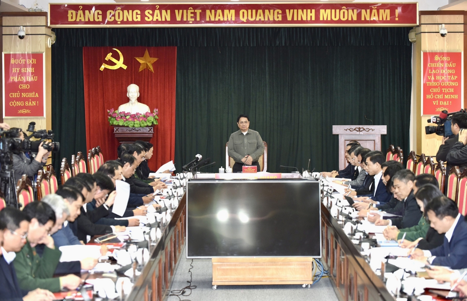 Thủ tướng kiểm tra, đôn đốc dự án cao tốc Tuyên Quang - Phú Thọ, chúc Tết công nhân và người dân khu tái định cư