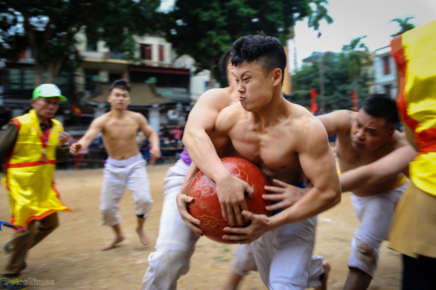 Trai tráng mình trần cướp quả cầu 20kg giữa giá rét trong lễ hội đầu xuân Trai tráng mình trần cướp quả cầu 20kg giữa giá rét trong lễ hội đầu xuân