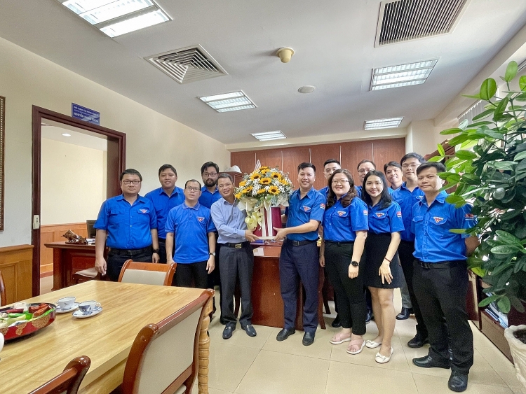 Đoàn Thanh niên Vietsovpetro tổ chức dâng hương tưởng niệm Chủ tịch Hồ Chí Minh nhân kỷ niệm 93 năm Ngày thành lập Đảng Cộng sản Việt Nam