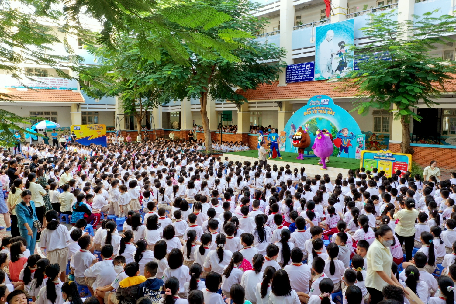 Các học sinh trường Tiểu học Lê Văn Tám (quận 7, TP HCM) tham gia chương trình ngoại khóa do thương hiệu Sữa chua uống SuSu và Sữa trái cây Hero của Vinamilk tổ chức vào ngày 29/11/2022. Ảnh: Vinamilk