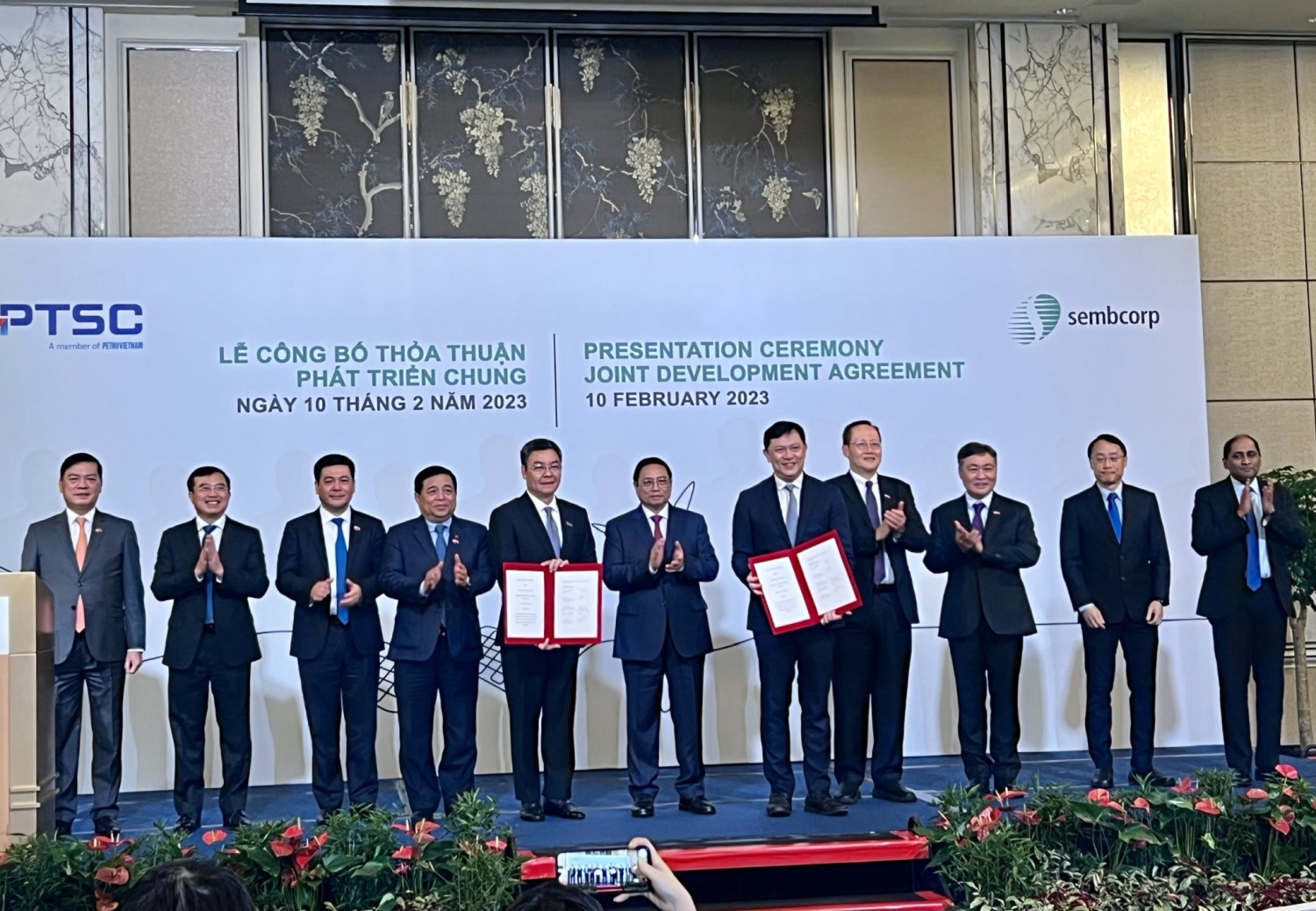 Thủ tướng Phạm Minh Chính cùng lãnh đạo 2 nước Việt Nam, Singapore và lãnh đạo Petrovietnam chứng kiến lễ ký