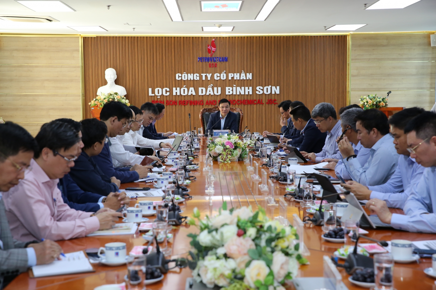 Tổng Giám đốc Petrovietnam Lê Mạnh Hùng điều hành buổi làm việc.