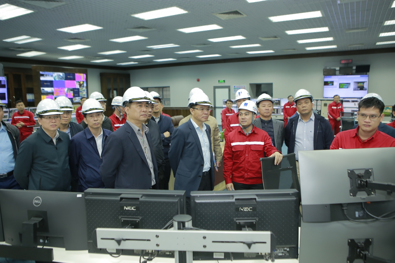 Tổng Giám đốc Petrovietnam Lê Mạnh Hùng tham quan phòng điều khiển trung tâm