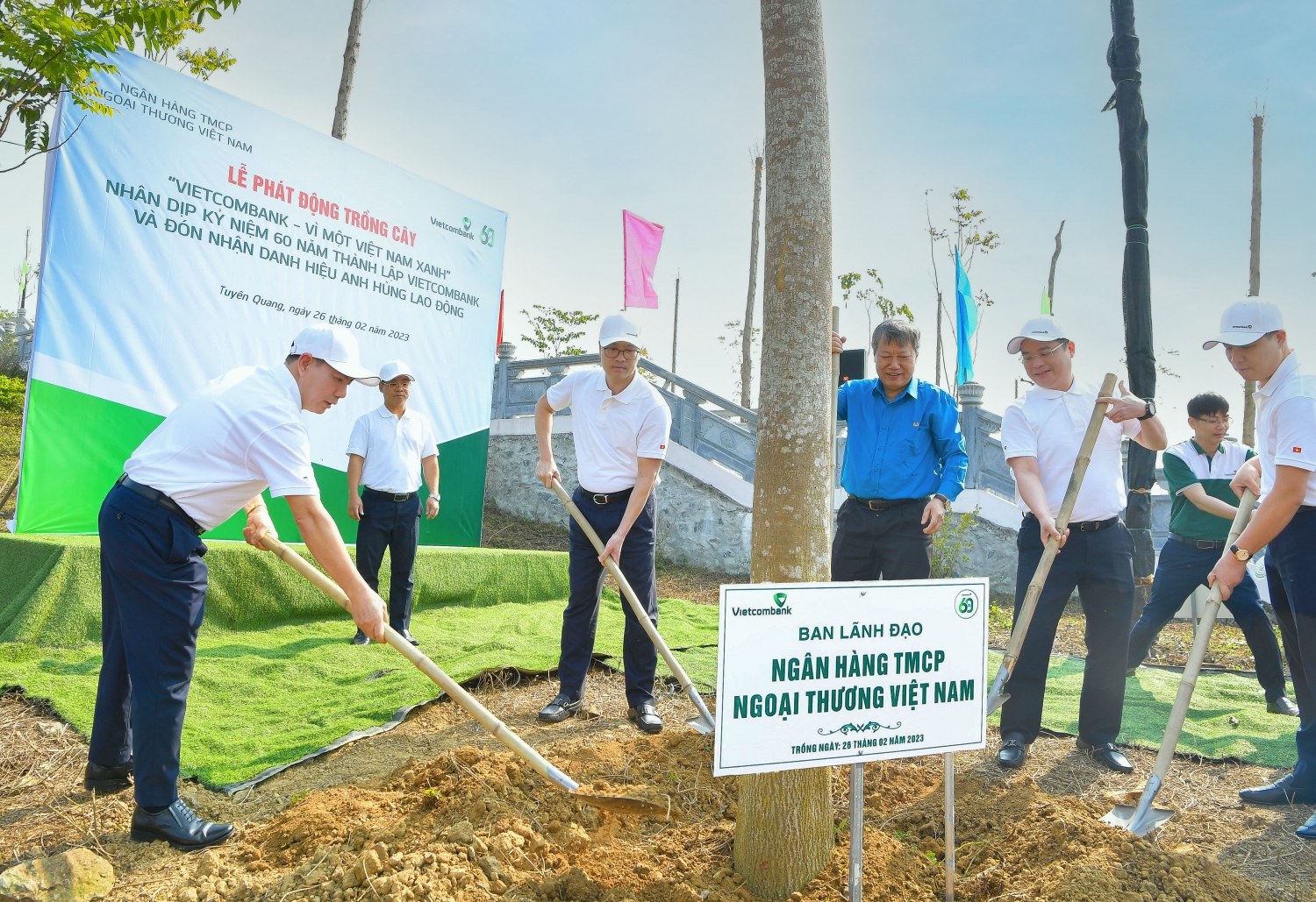Vietcombank phát động chương trình trồng 60 nghìn cây xanh  “Vietcombank - Vì một Việt Nam xanh”