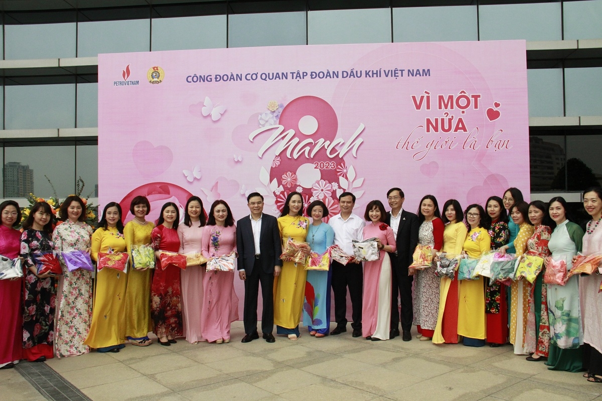 Phụ nữ Dầu khí lan tỏa yêu thương qua các tà áo dài truyền thống