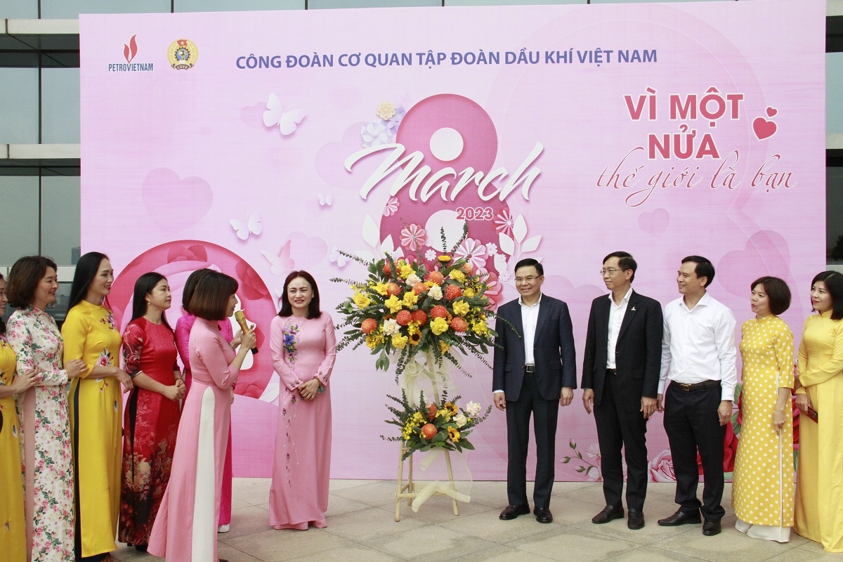 Phụ nữ Dầu khí lan tỏa yêu thương qua các tà áo dài truyền thống