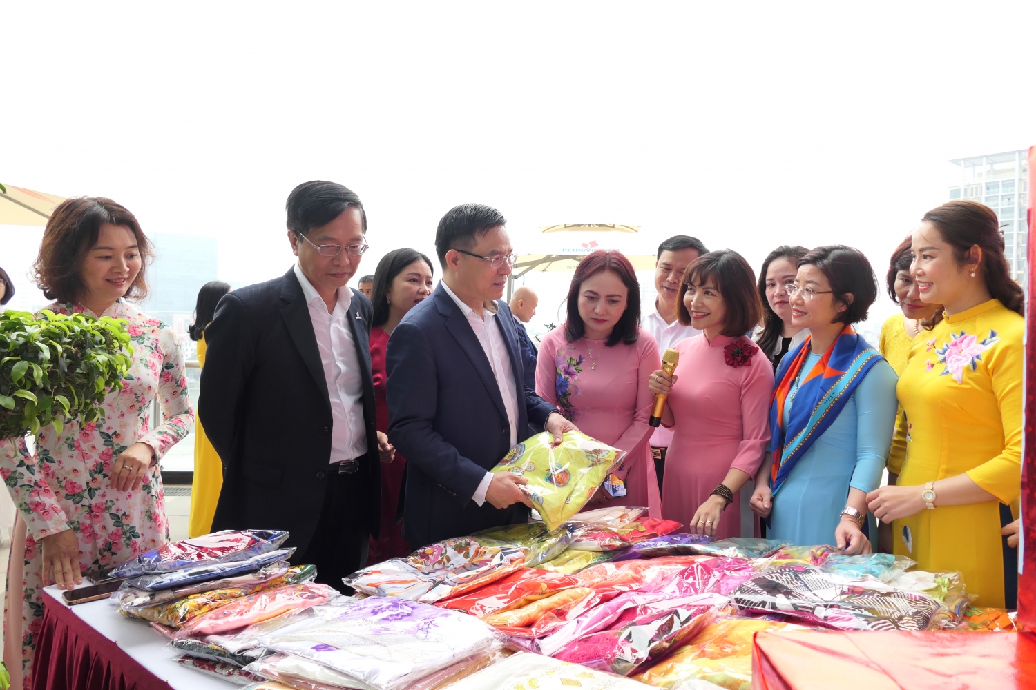 Phụ nữ Dầu khí lan tỏa yêu thương qua các tà áo dài truyền thống