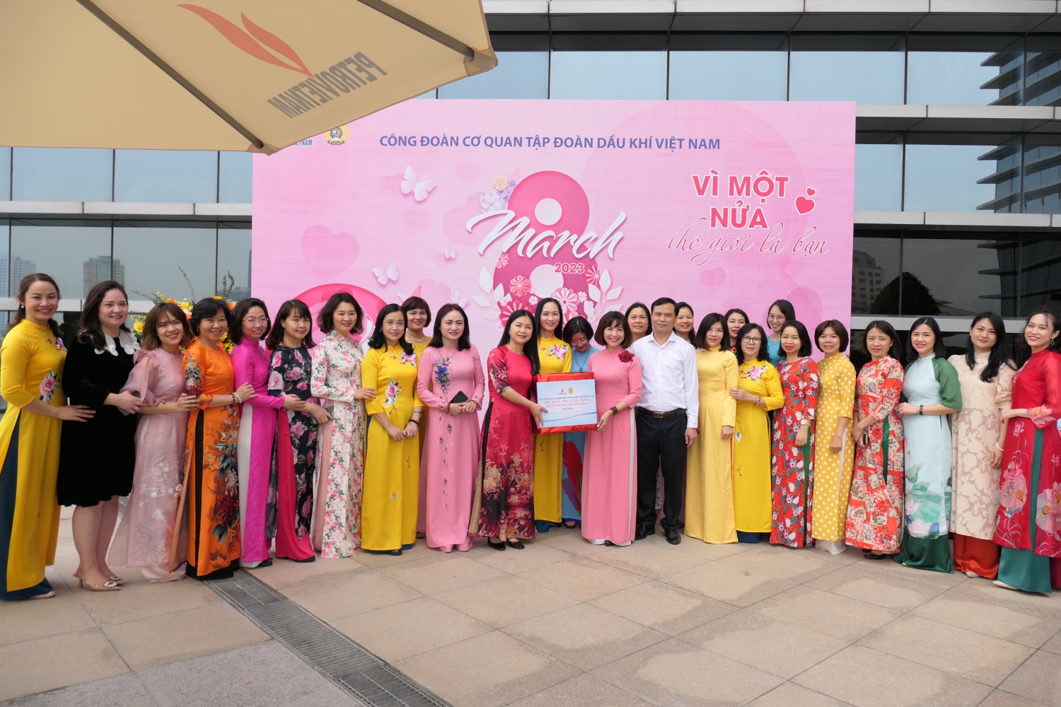 Phụ nữ Dầu khí lan tỏa yêu thương qua các tà áo dài truyền thống