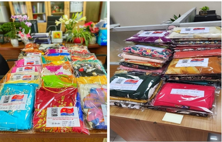 Tặng áo dài - Trao gửi yêu thương