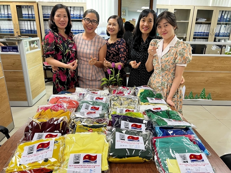 Tặng áo dài - Trao gửi yêu thương