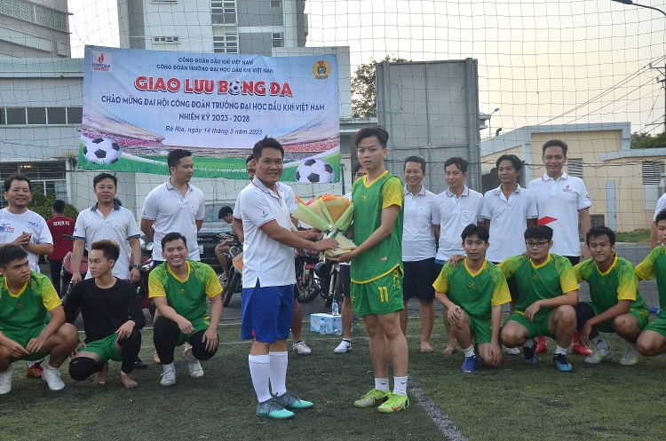 Công đoàn PVU tổ chức Giao hữu bóng đá giữa thầy và trò Công đoàn PVU tổ chức Giao hữu bóng đá giữa thầy và trò