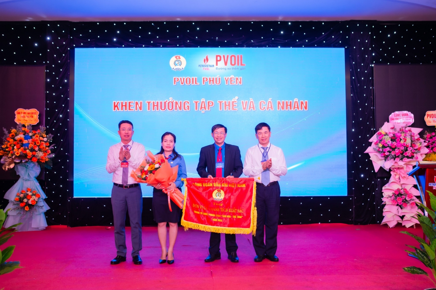 Đồng chí Nguyễn Tuấn Tú – UVBTV Đảng ủy, Phó Tổng Giám đốc Tổng công ty và đồng chí Đoàn Duy Công – Chủ tịch Công đoàn Tổng công ty tặng cờ khen thưởng cho Công đoàn PVOIL Phú Yên