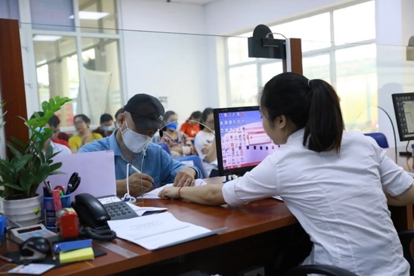 Người lao động làm thủ tục nhận trợ cấp thất nghiệp