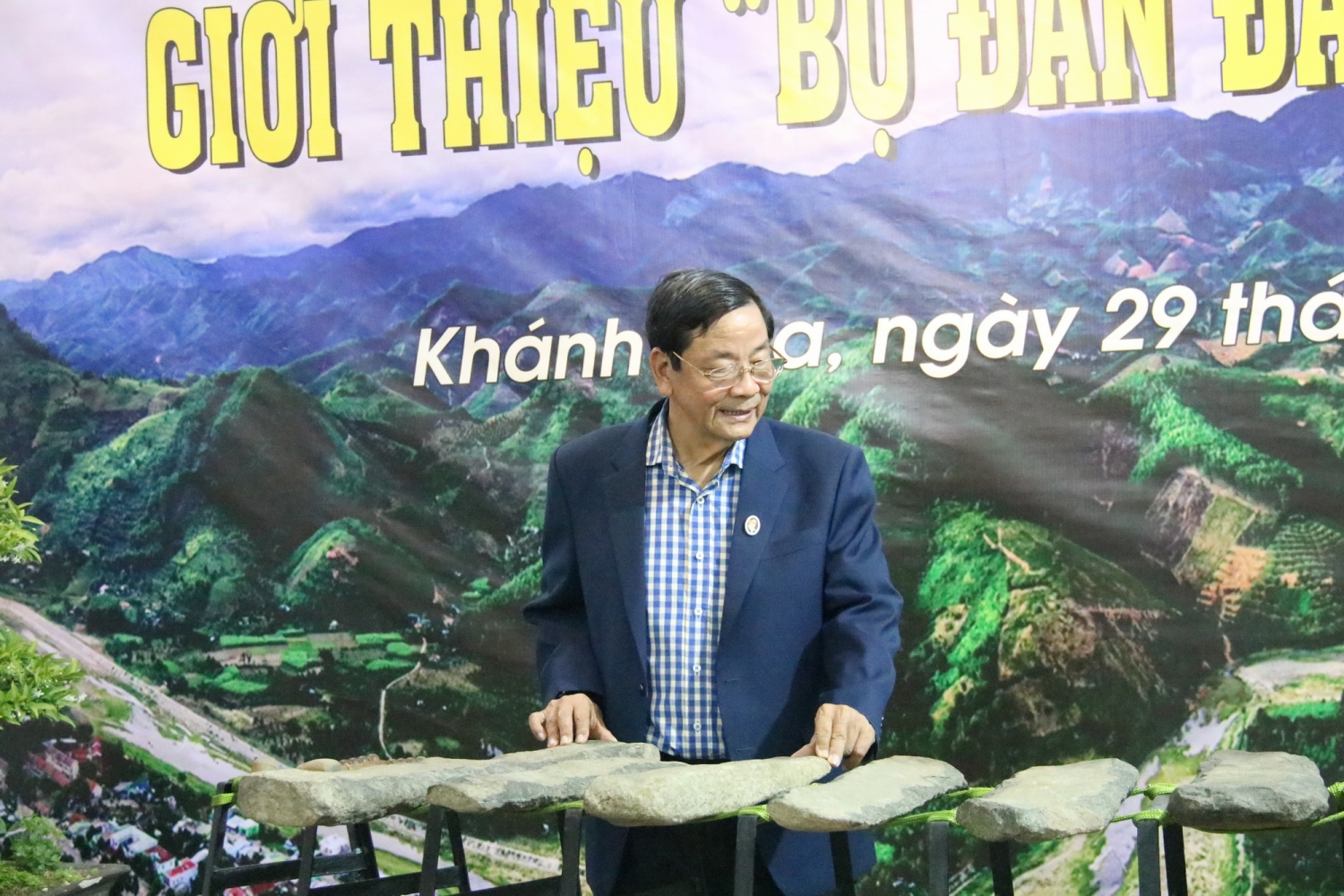 Trưng bày hai bộ đàn đá Khánh Sơn cho du khách tham quan