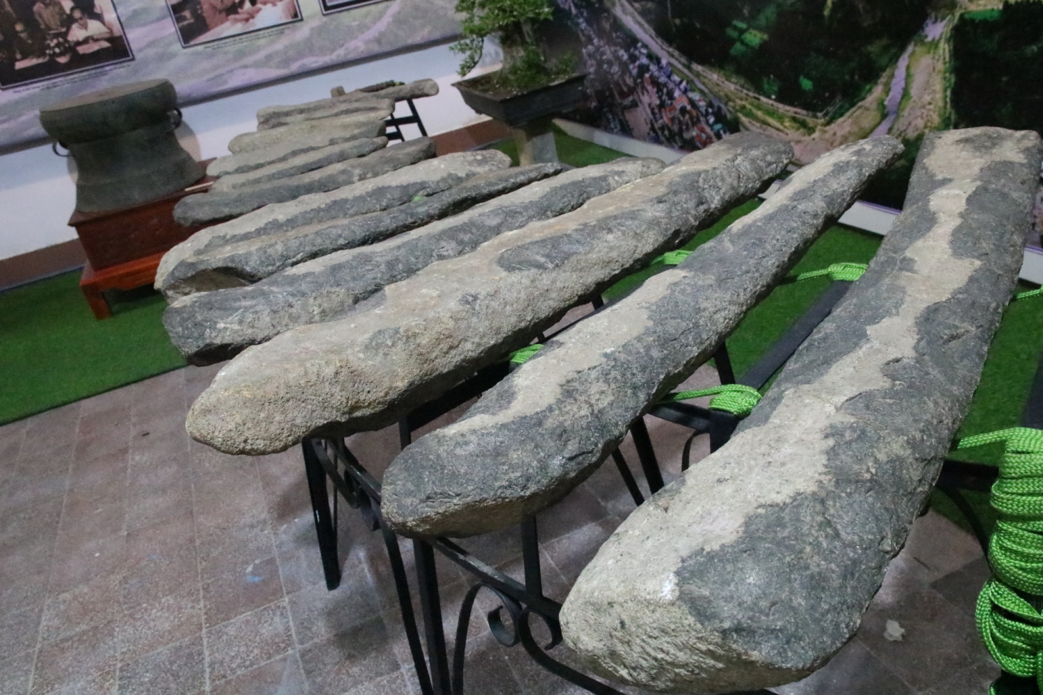Trưng bày hai bộ đàn đá Khánh Sơn cho du khách tham quan