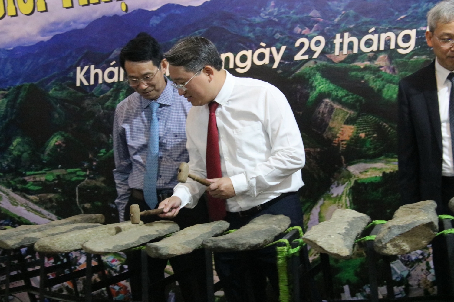 Trưng bày hai bộ đàn đá Khánh Sơn cho du khách tham quan