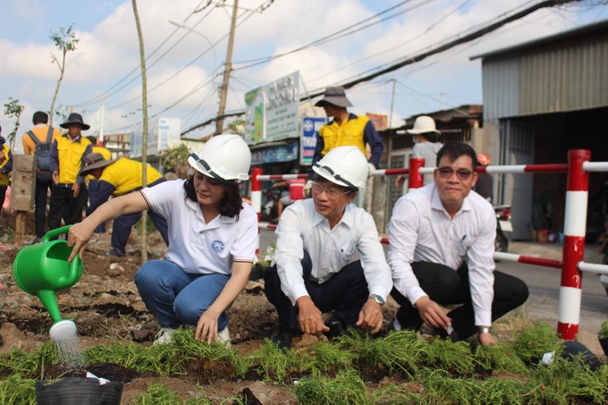 TPHCM biến đường sắt thành đường hoa dài nhất Việt Nam - 2